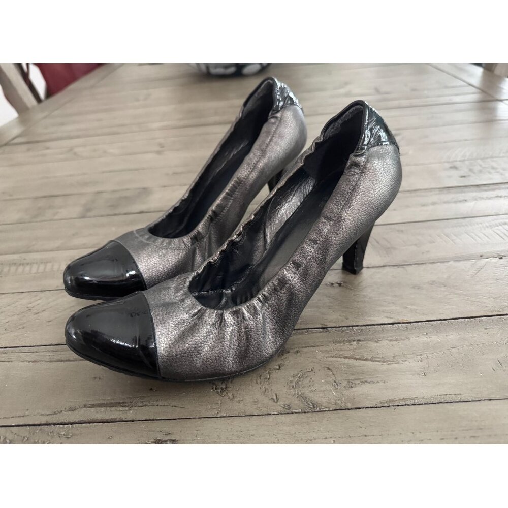 Stuart Weitzman scrunch cap toe silver metallic leather black pumps heels size 9